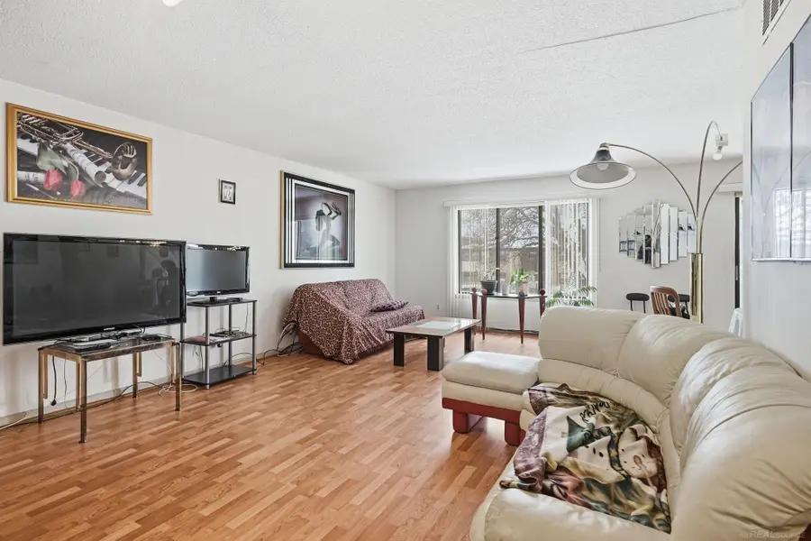 24100 Wildbrook CT, Southfield, MI 48034 - Image #3