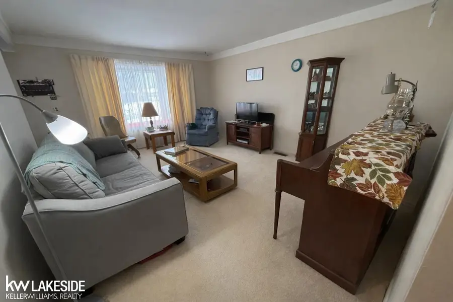 17485 Hans DR, Fraser, MI 48026 - Image #3