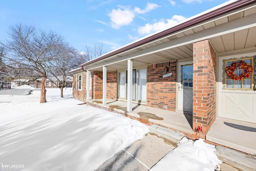49544 Bishop CT, Shelby Charter Township, MI 48315 - Image #3