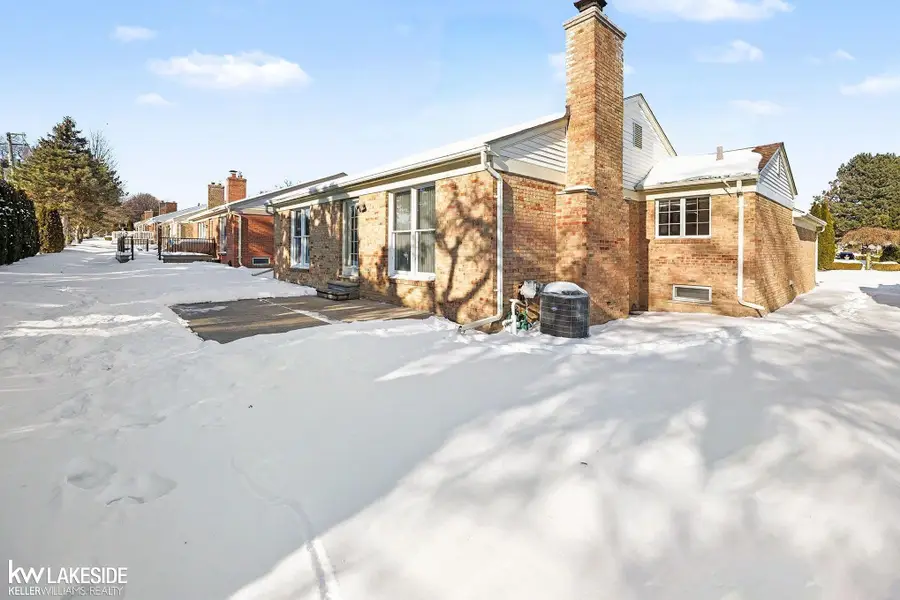 18774 Woods DR, Clinton Township, MI 48036 - Image #2