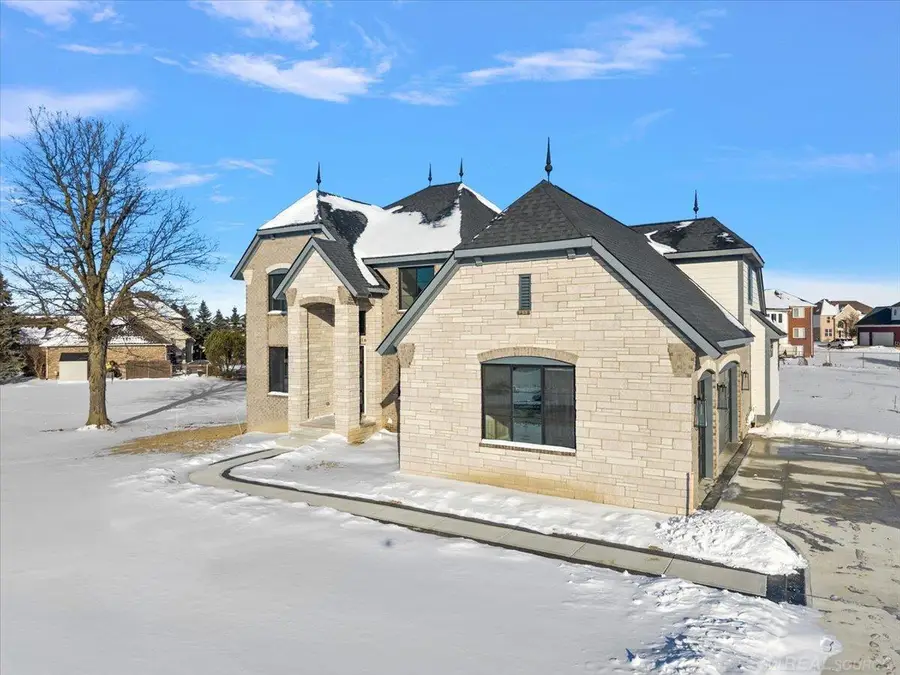 42528 Saddle LN, Sterling Heights, MI 48314 - #3