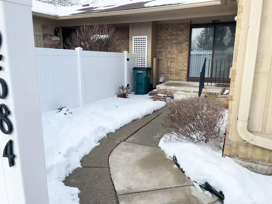 2684 Roundtree DR, Troy, MI 48083 - Image #3