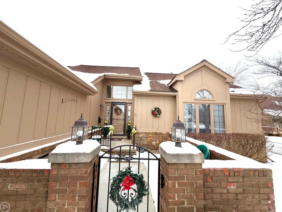 37884 N Laurel Park DR, Livonia, MI 48152 - #2