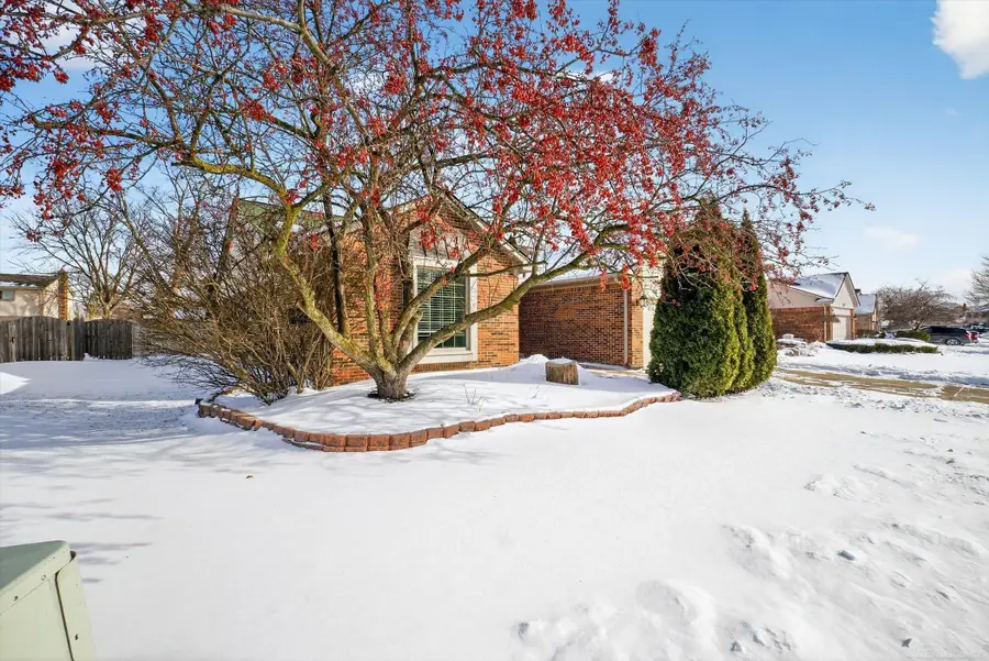 44174 Rivergate DR, Clinton Charter Township, MI 48038 - #2