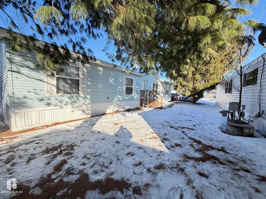 329 Hidden Pine RD, Flint, MI 48506 - #2