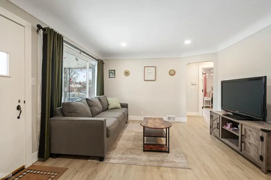 28313 Hughes ST, Saint Clair Shores, MI 48081 - #3