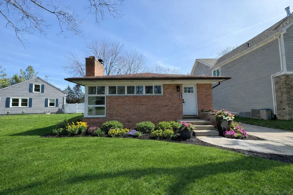 2051 Avondale ST, Sylvan Lake, MI 48320 - #1