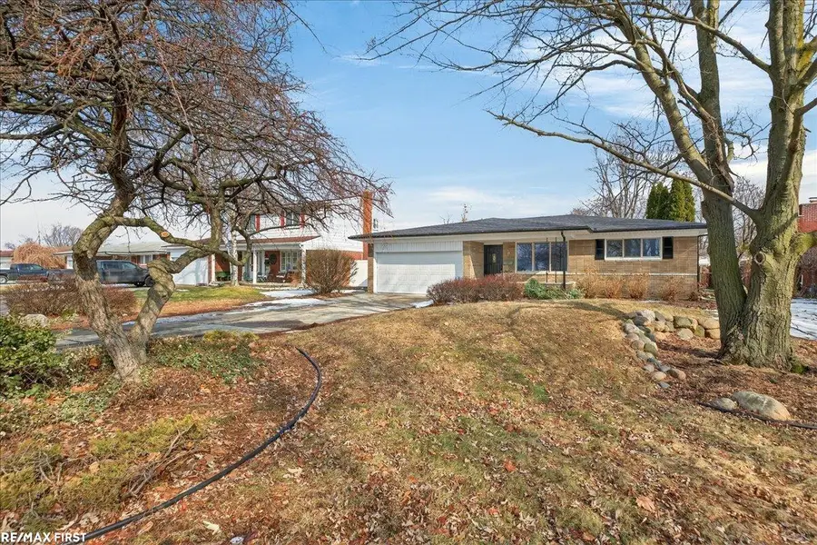 32154 Gainsborough DR, Warren, MI 48088 - #2