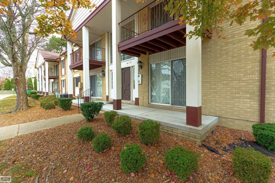 29200 Gloede ST, Warren, MI 48088 - #3