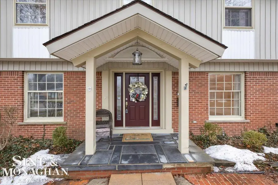 715 Pear Tree LN, Grosse Pointe Woods, MI 48236 - #2