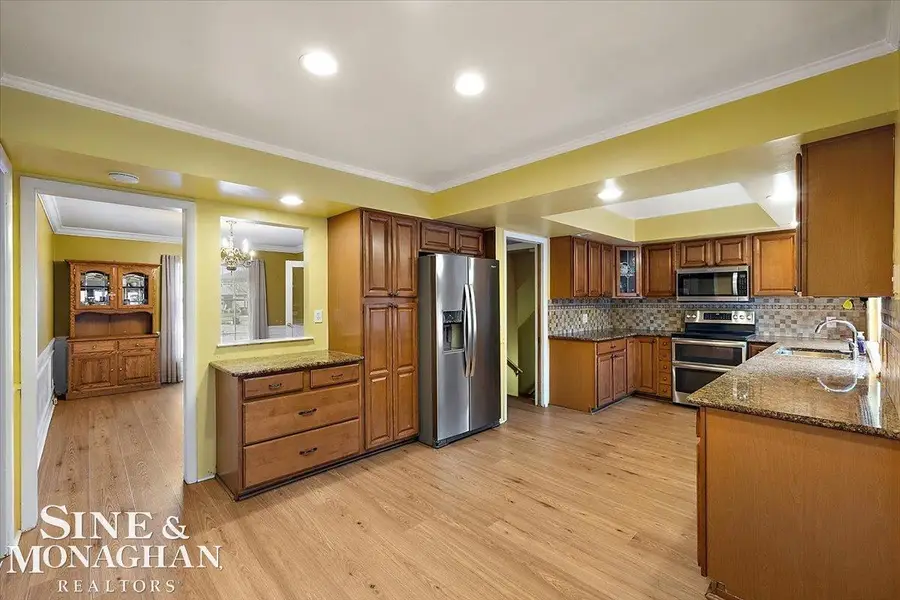 715 Pear Tree LN, Grosse Pointe Woods, MI 48236 - #3