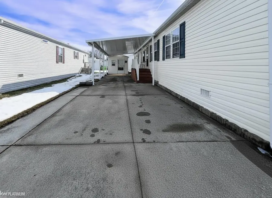 43510 Colonial DR, Clinton, MI 48036 - #3