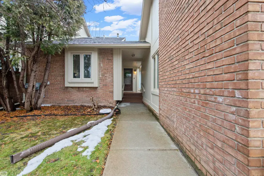 5605 Hillcrest CIR, West Bloomfield, MI 48322 - #2