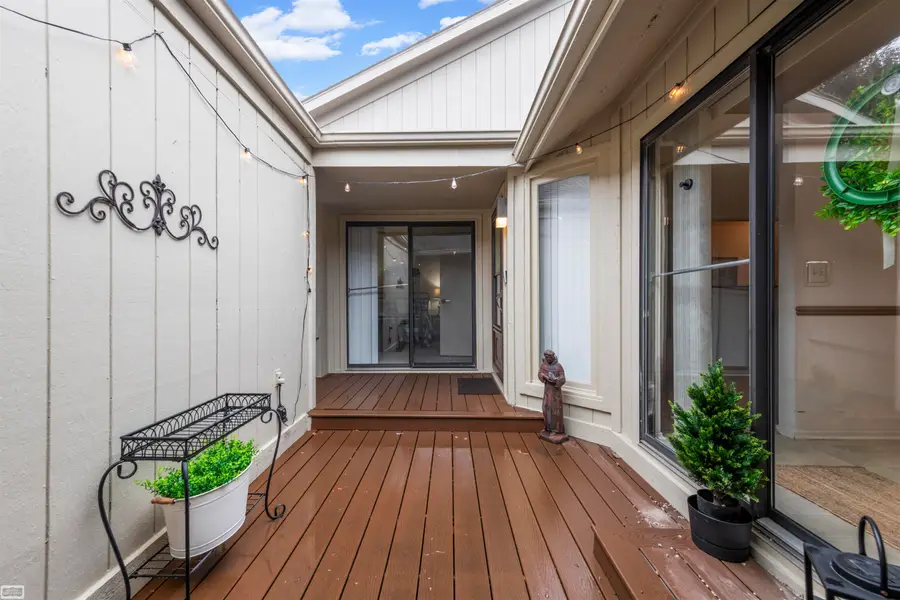 5605 Hillcrest CIR, West Bloomfield, MI 48322 - #3