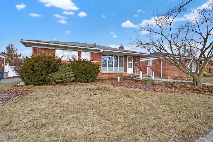 22601 Raymond CT, Saint Clair Shores, MI 48082 - #2