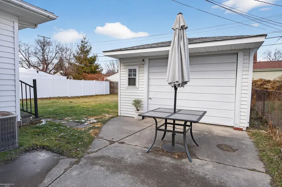 22601 Raymond CT, Saint Clair Shores, MI 48082 - #3