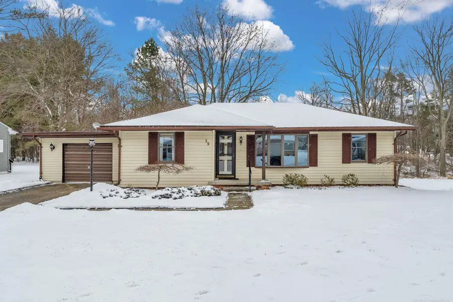 39 S Flower ST, Croswell, MI 48422 - #3