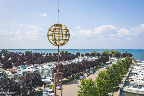 41700 Conger Bay J-205, HarrisonTownship, MI 48045