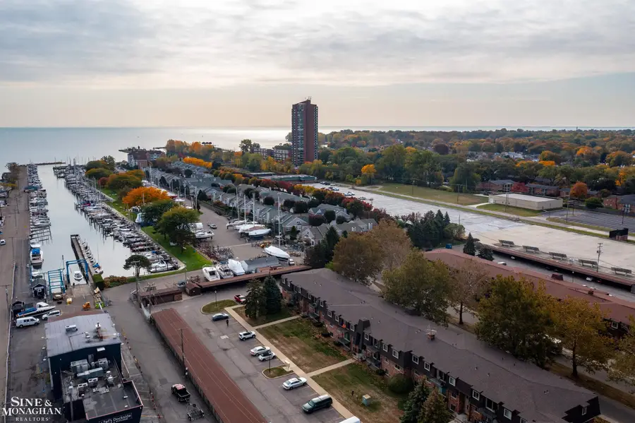 404 RIVIERA TERRACE DR, Saint Clair Shores, MI 48080 - #2