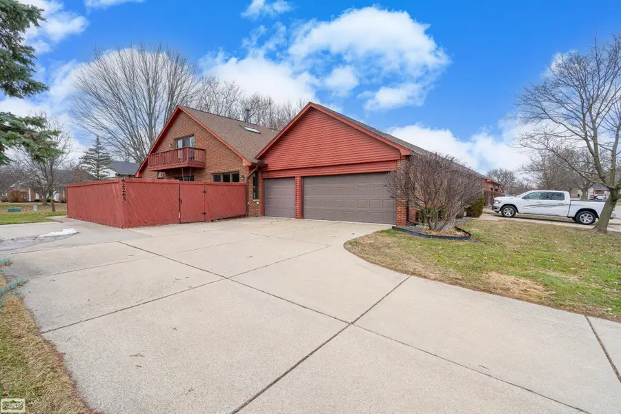42265 Lochmoor ST, Clinton, MI 48038 - #2