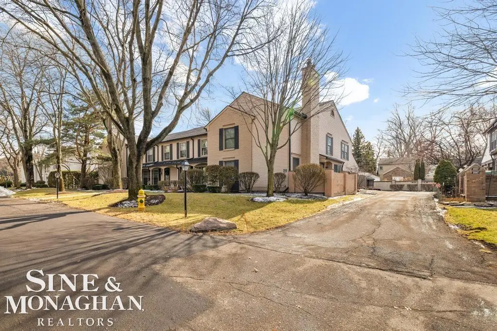 2029 Shorepointe LN, Grosse Pointe Woods, MI 48236 - #1