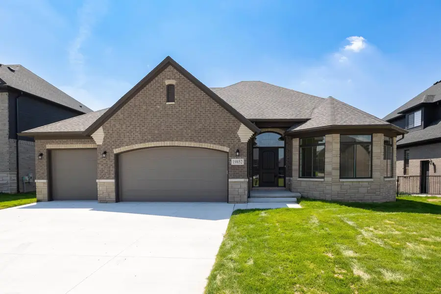 49033 Wingfield DR, Macomb, MI 48044 - #2