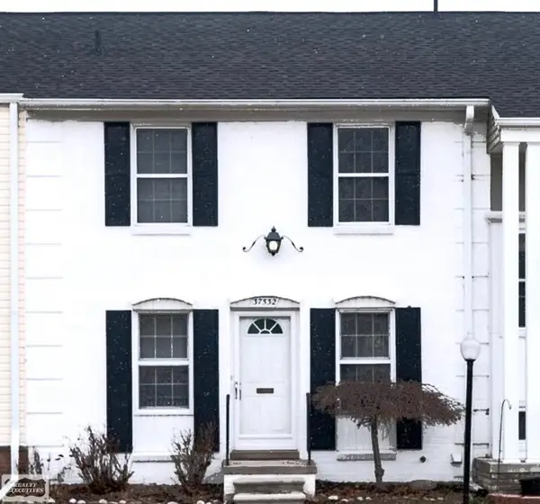 37532 Charter Oaks, ClintonTownship, MI 48036