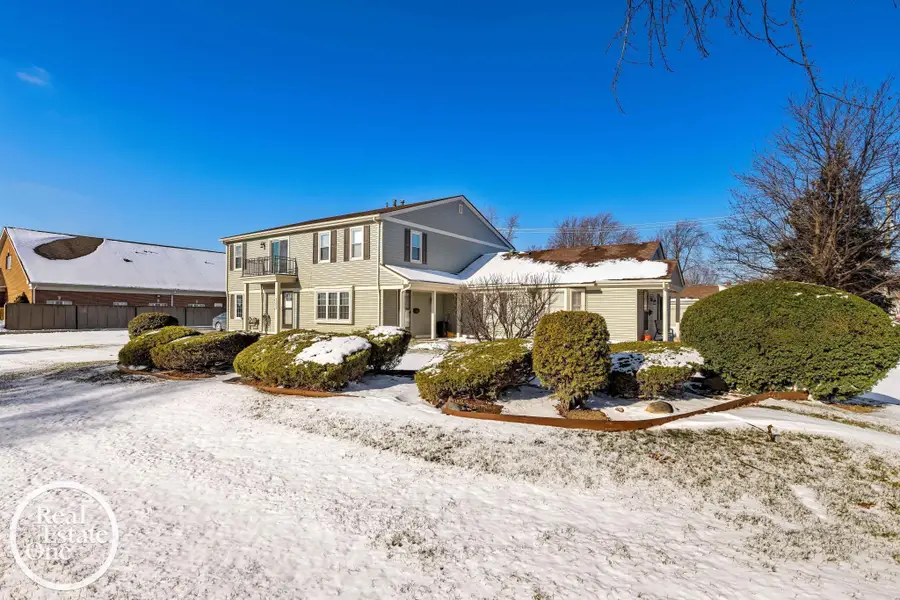 21621 E 11 Mile RD, Saint Clair Shores, MI 48081 - #3