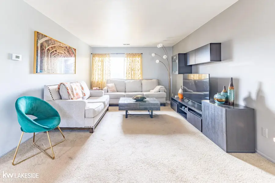 8260 Crestview DR, Sterling Heights, MI 48312 - #3