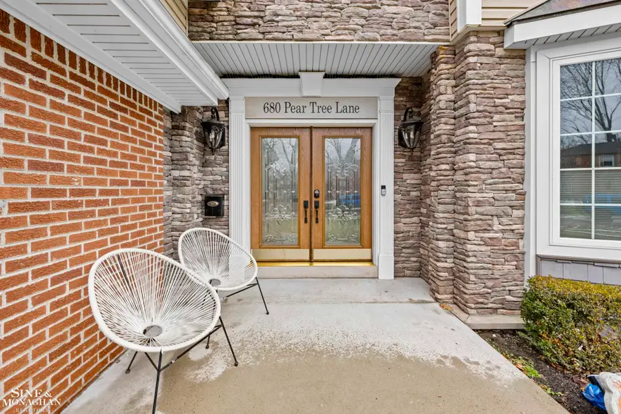 680 Pear Tree LN, Grosse Pointe Woods, MI 48236 - #2