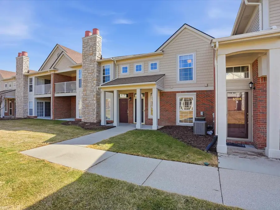 52124 Naugatuck DR, Macomb, MI 48042 - #2