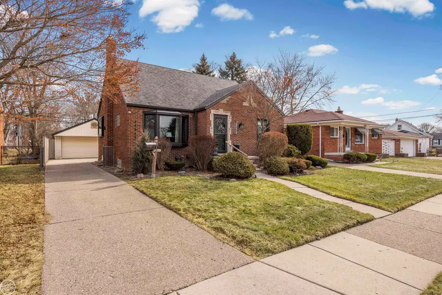 24440 Phlox AVE, Eastpointe, MI 48021 - #3