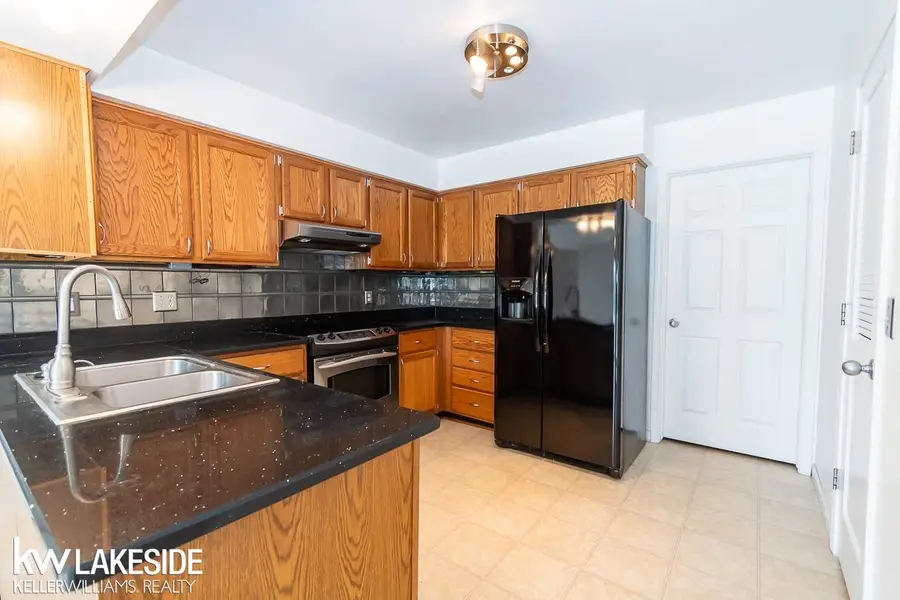 45297 Universal, Shelby, MI 48317 - #2