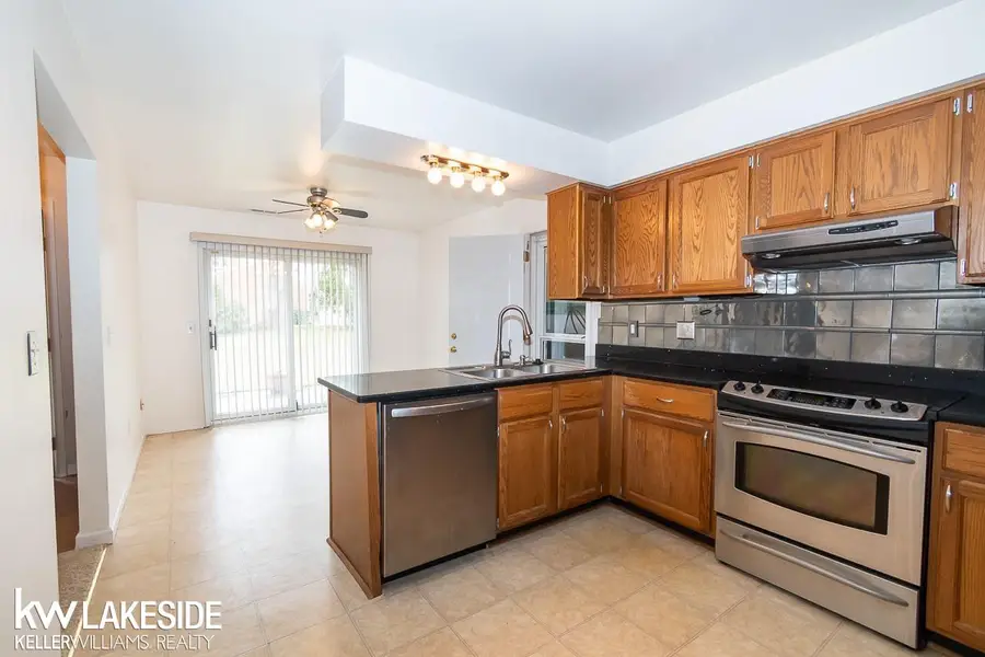 45297 Universal, Shelby, MI 48317 - #3