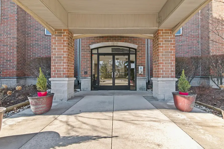 2116 Country Club DR, Saint Clair Shores, MI 48082 - #3