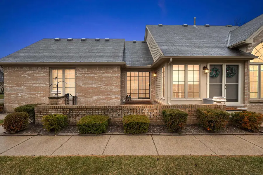 16921 Coral DR, Macomb, MI 48042 - #2