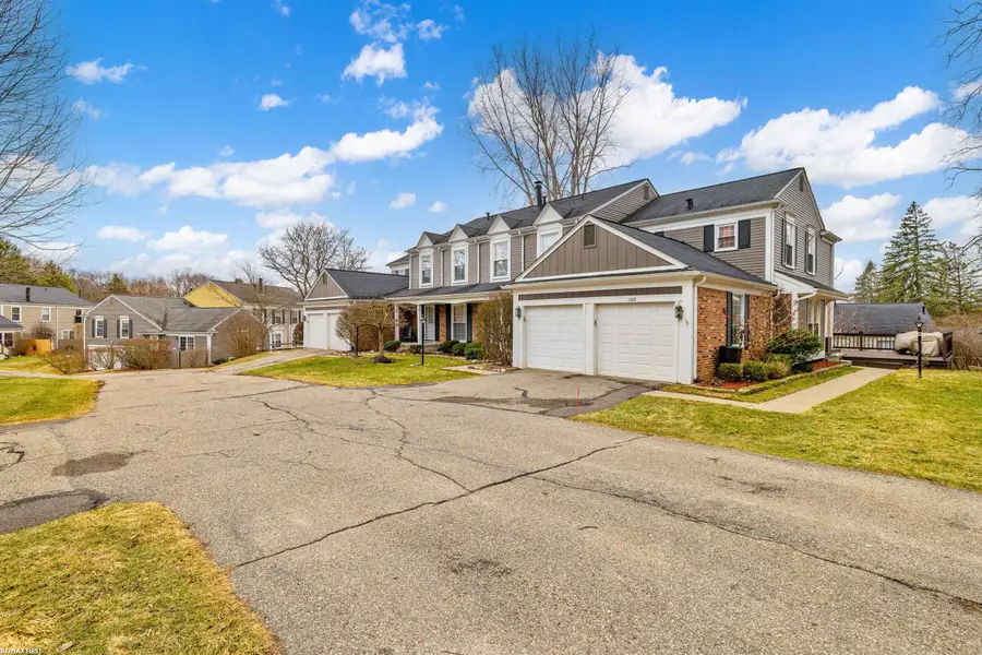 1395 Crescent LN, Rochester Hills, MI 48306 - #3