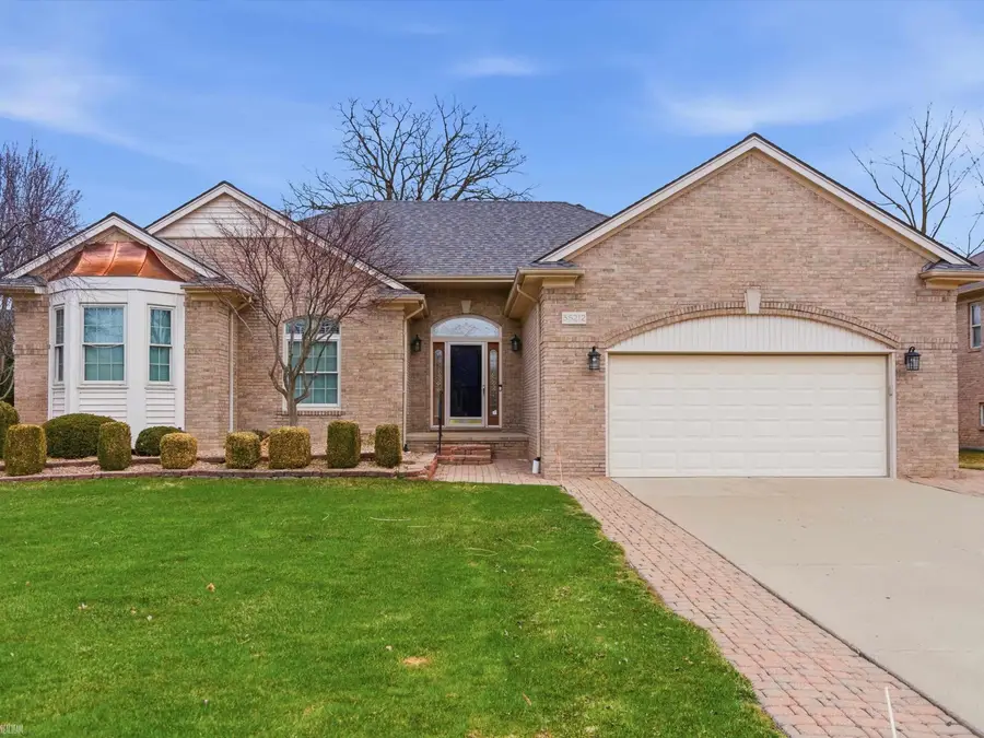 55212 Woods LN, Shelby, MI 48316 - #2