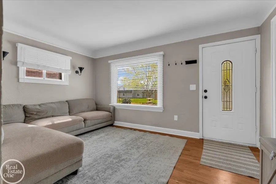 21945 Ridgeway ST, Saint Clair Shores, MI 48080 - #2