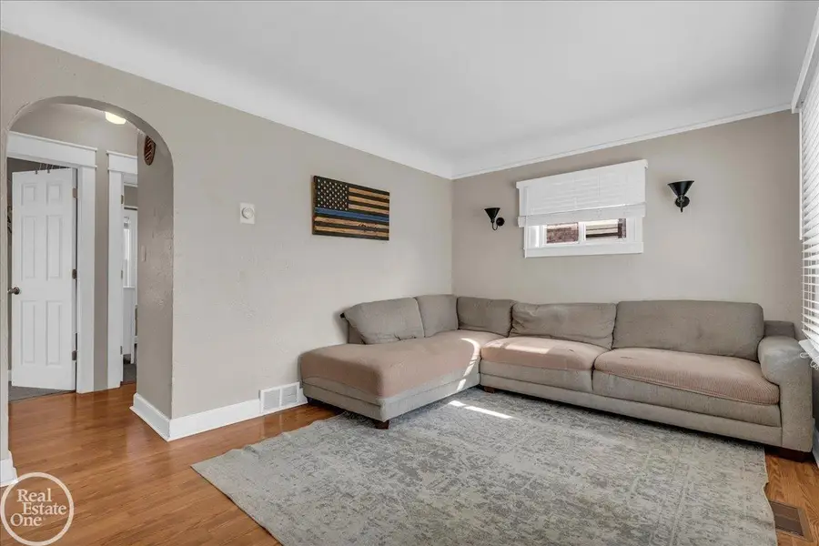 21945 Ridgeway ST, Saint Clair Shores, MI 48080 - #3