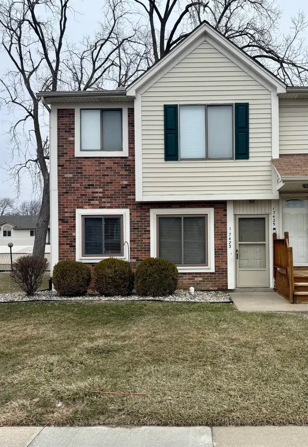 17423 Utica Oaks LN, Roseville, MI 48066