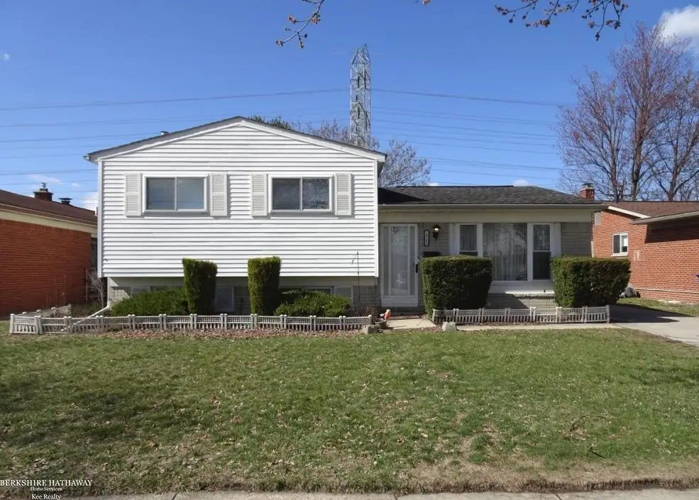 28263 Newport DR, Warren, MI 48088 - #1