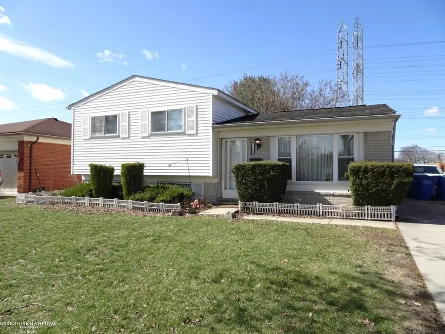 28263 Newport DR, Warren, MI 48088 - #2