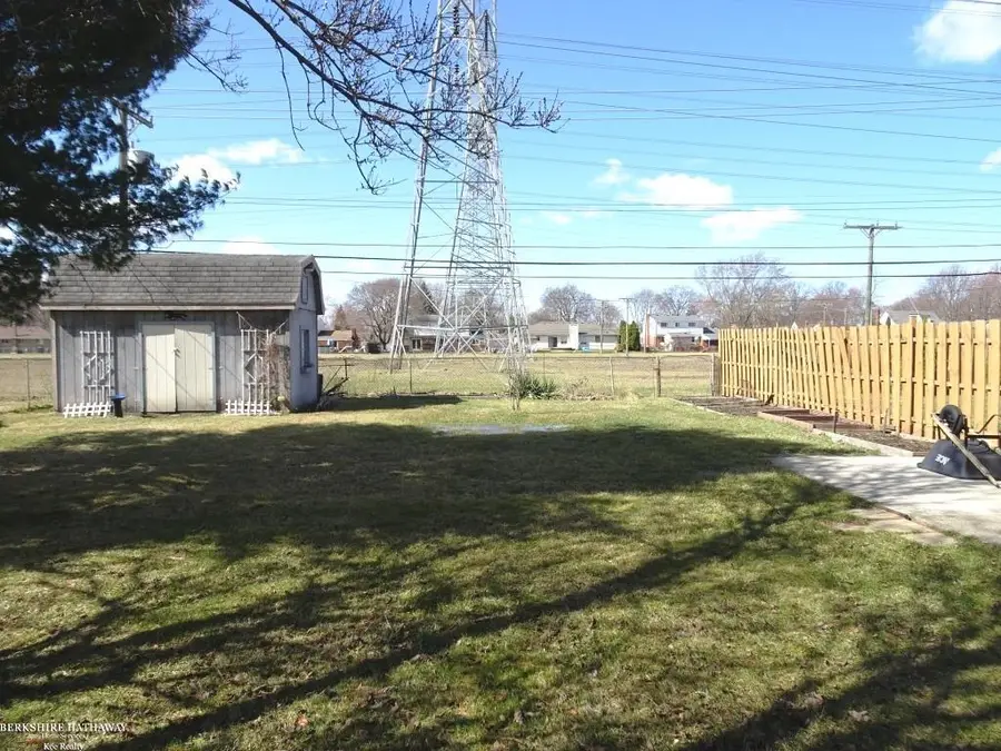 28263 Newport DR, Warren, MI 48088 - #3