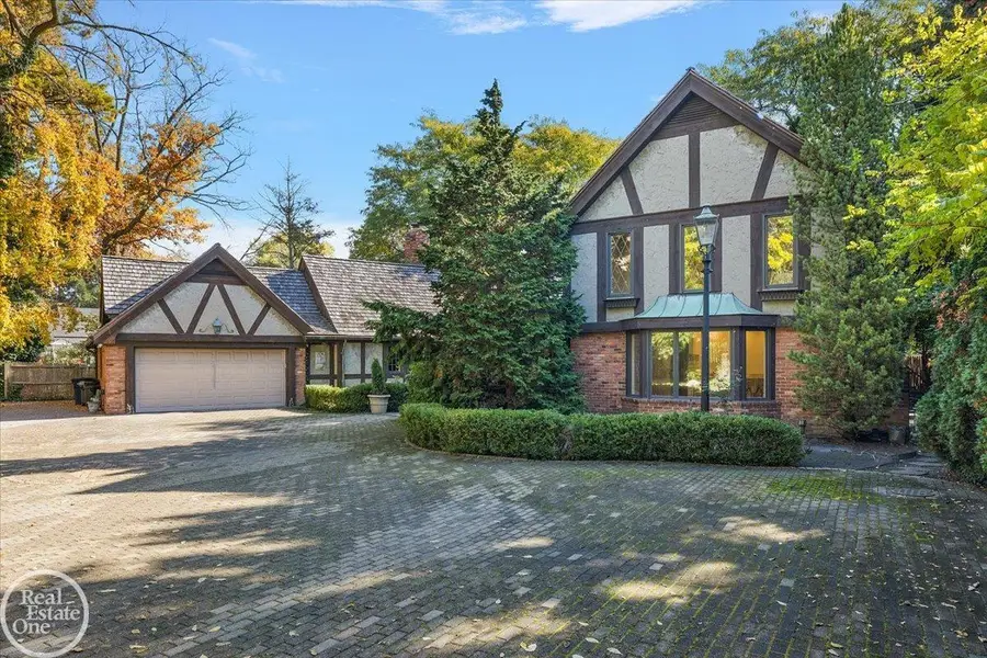 17680 E Jefferson AVE, Grosse Pointe, MI 48230 - #2