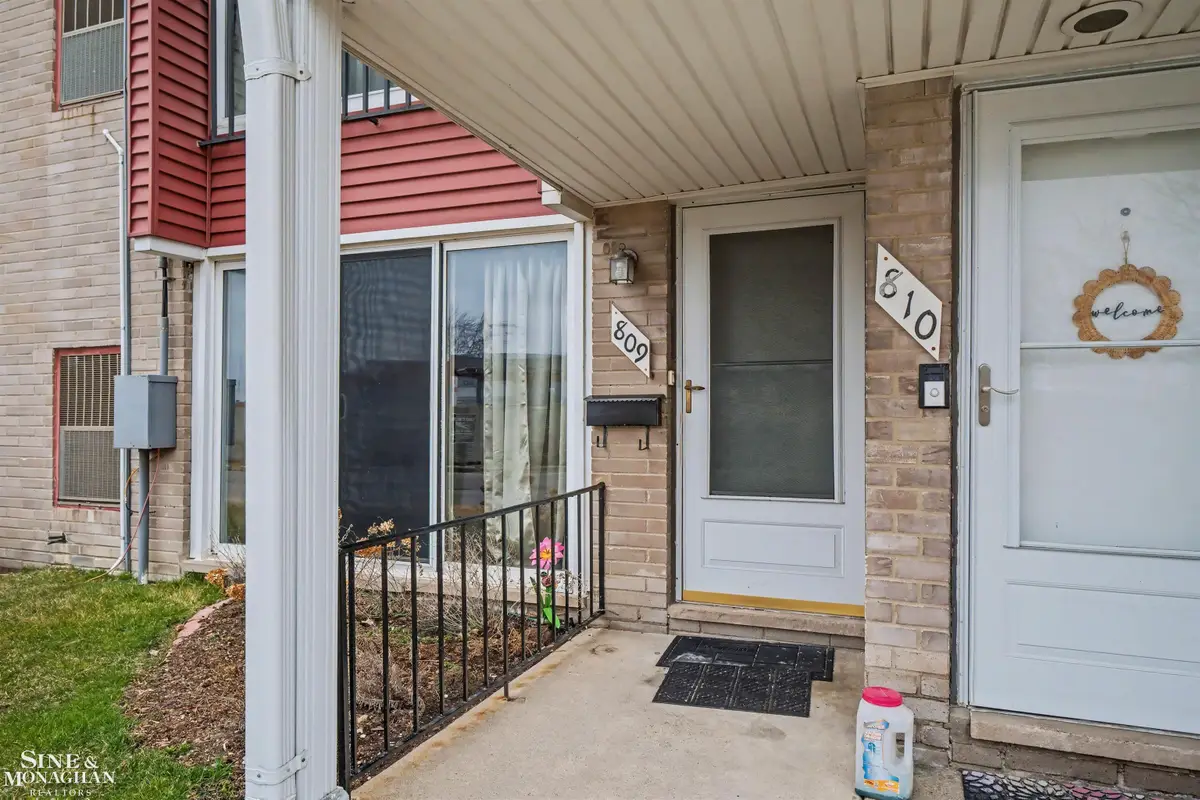 809 Sunset LN, Saint Clair Shores, MI 48082 - #1