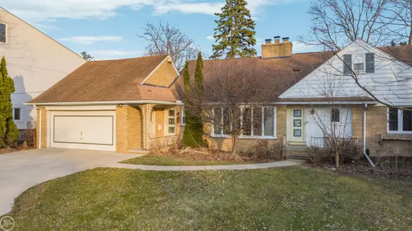 33806 Jefferson AVE, StClairShores, MI 48082