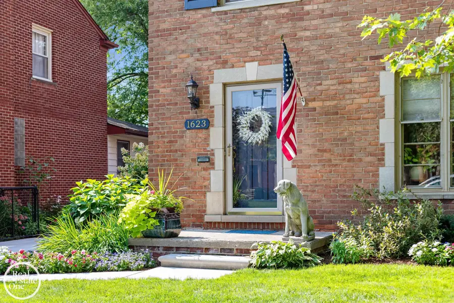 1623 Severn RD, Grosse Pointe Woods, MI 48236 - #3