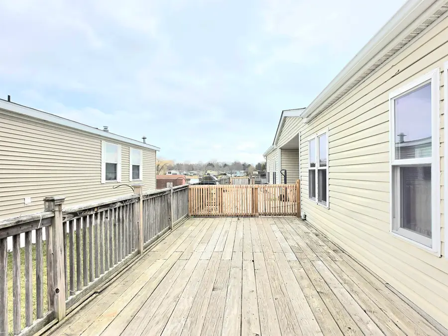 48585 Lakeview East ST, Shelby, MI 48317 - #3