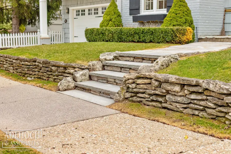 370 Country Club LN, Grosse Pointe Farms, MI 48236 - #2